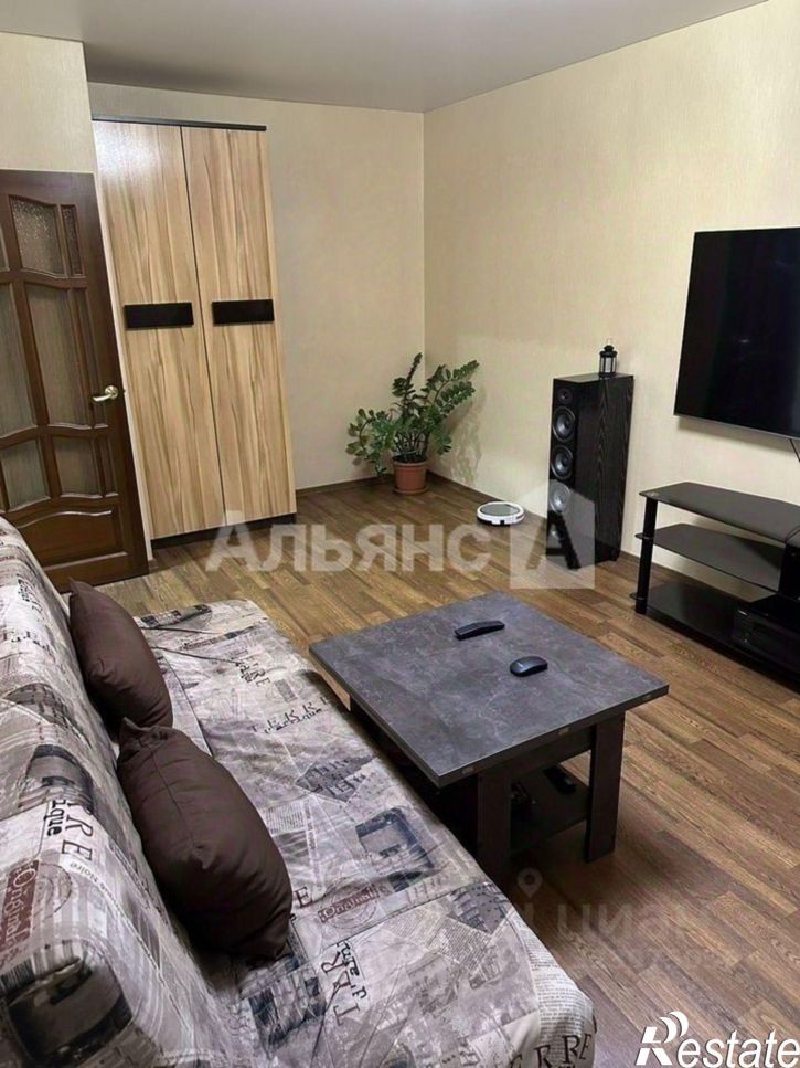 3-комн квартира пр-кт Строителей, 8,  д. 8